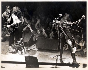 Kiss uppträder i Hulman Center, Terre Haute 1975.
