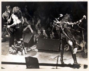 Kiss uppträder i Hulman Center, Terre Haute 1975. Kiss uppträder i Hulman Center, Terre Haute 1975.