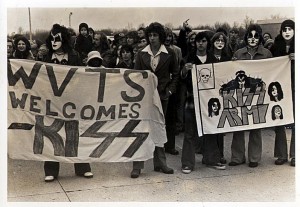 Fansen välkomnar Kiss till Terre Haute 1975. Fansen välkomnar Kiss till Terre Haute 1975.