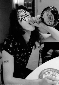 Ace med flaskan i högsta hugg, en av Fins favoritbilder med Kiss.