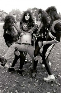 Fin Costello tillsammans med Kiss i Cadillac 1975.