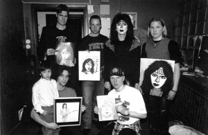 Tavling-15_10-96 Den 30 mars 1996 på Kolingsborg fick vinnarna av förra numrets teckningstävling träffa Vinnie backstage. Övre raden: Christer Hammarberg, Anders Ståhl, Tony Rosenholm. Nedre raden: Kenneth Smith och Carl Linnaeus. Även Tommy Lee från Danmark var bland vinnarna, men kunde tyvärr inte komma. Han fick istället ett mycket uppskattat telefonsamtal från Vinnie Vincent himself!