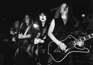 Kiss Army Sweden´s Tribute Band röjer med Vinnie under “Lick It Up”.