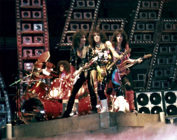 Gene, Paul och Bruce framför Erics trumset