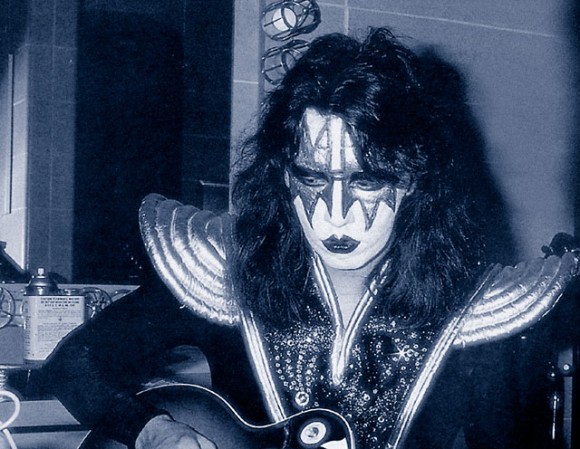 Ace Frehley laddar upp inför den stora, klassiska Anaheim-konserten i Los Angeles, California den 20 augusti 1976. 