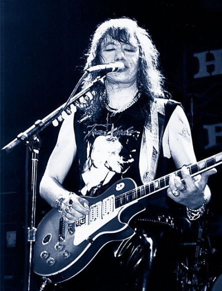 Ace plåtad under en konsert i Los Angeles hösten 1995. Lägg märke till den snygga Traci Lords-tröjan!