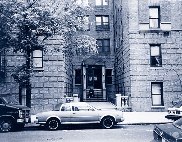 Kiss Army Sweden´s Kent Klang på trappan till Ace Frehley´s barndomshem på Marion Avenue i Bronx, New York.