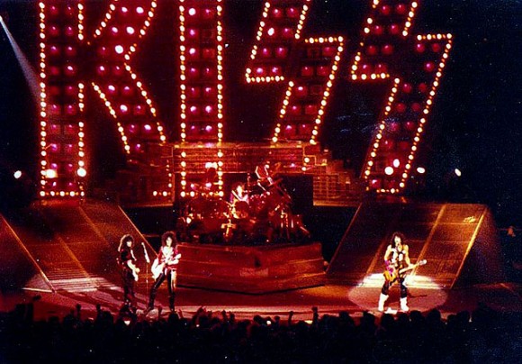 Asylum_live_in_charlotte_19851228_2