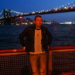 Affe under Brooklyn Bridge